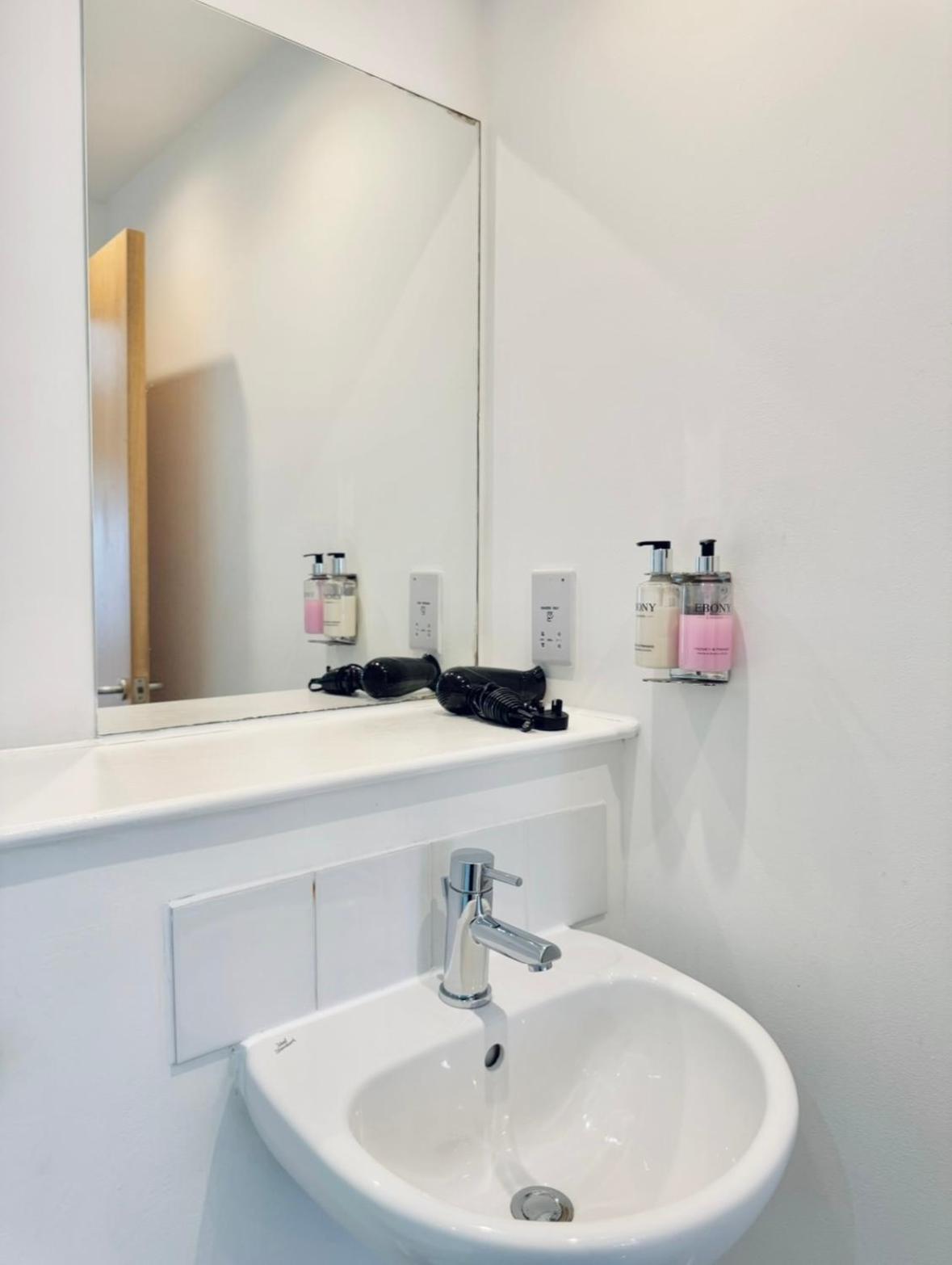 Modern Two Bedroom Apartments إدنبرة المظهر الخارجي الصورة